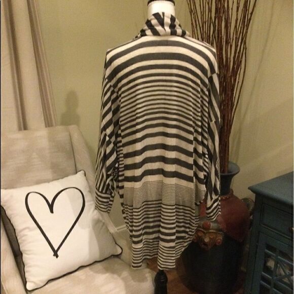 Cute Fluxus cardigan sweater 💗 - Picture 2 of 3